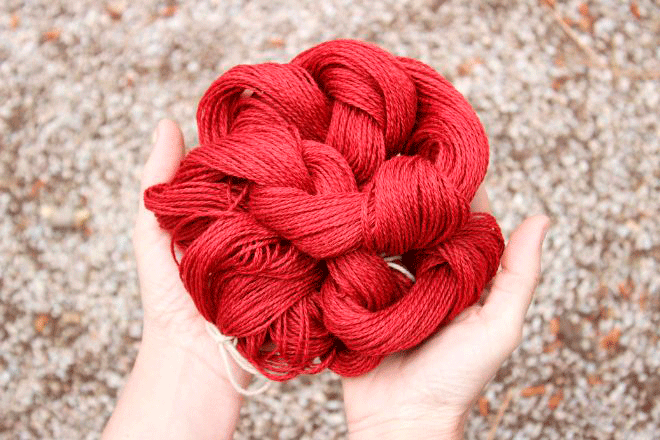 Fibras de lana preparadas para tejer en un telar artesano