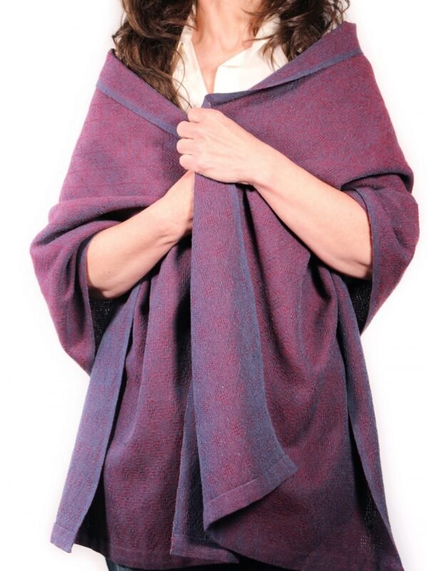 Chal de algodón reciclado tejido a mano en telar