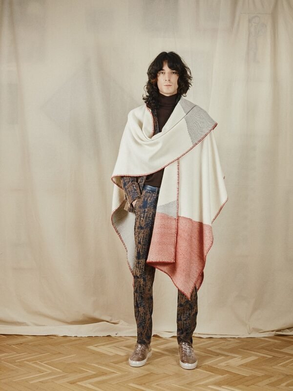 Poncho de alpaca tejido a mano en telar