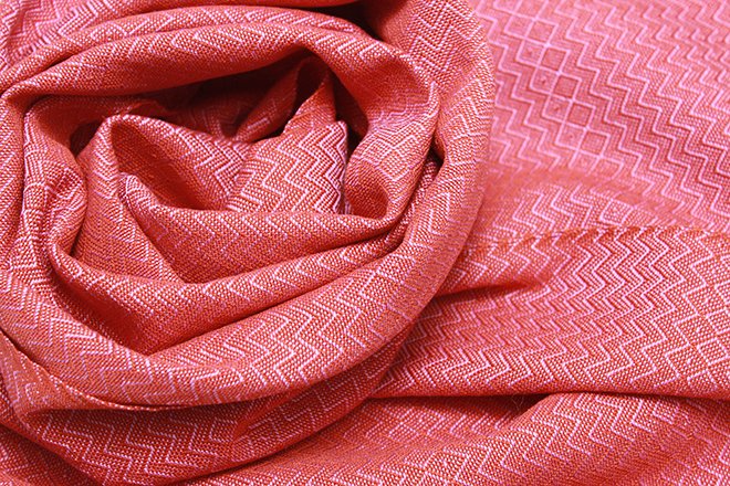 El algodón mercerizado es una fibra con un brillo moderado y una gran resistencia al desgaste que le otorga el tratamiento de mercerización. Es una fibra suave, flexible y duradera que permite una amplia gama de colores. La usamos para tejer bufandas, chales, cojines, manteles, zapatitos para bebés…