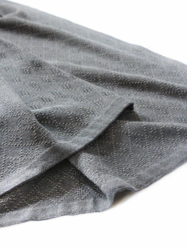 Chal de algodón reciclado tejido a mano en telar