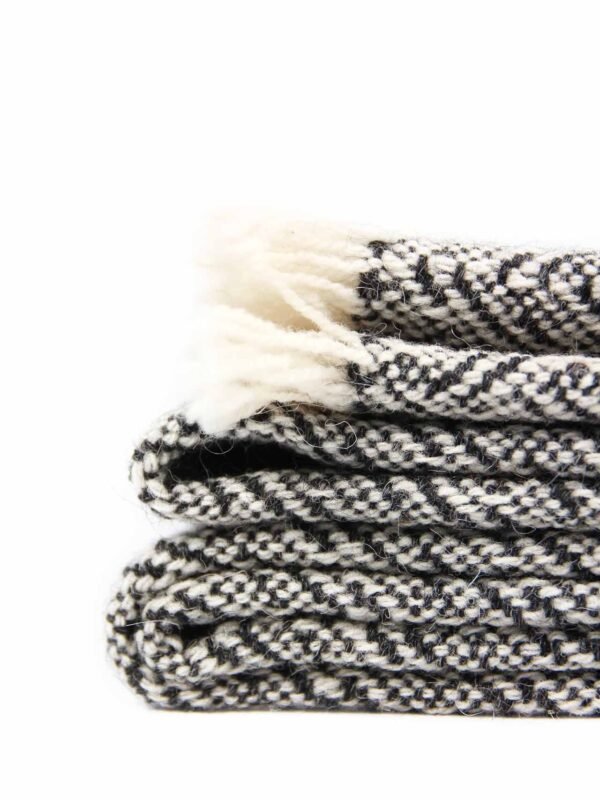 Manta de lana merina y alpaca tejida a mano en telar